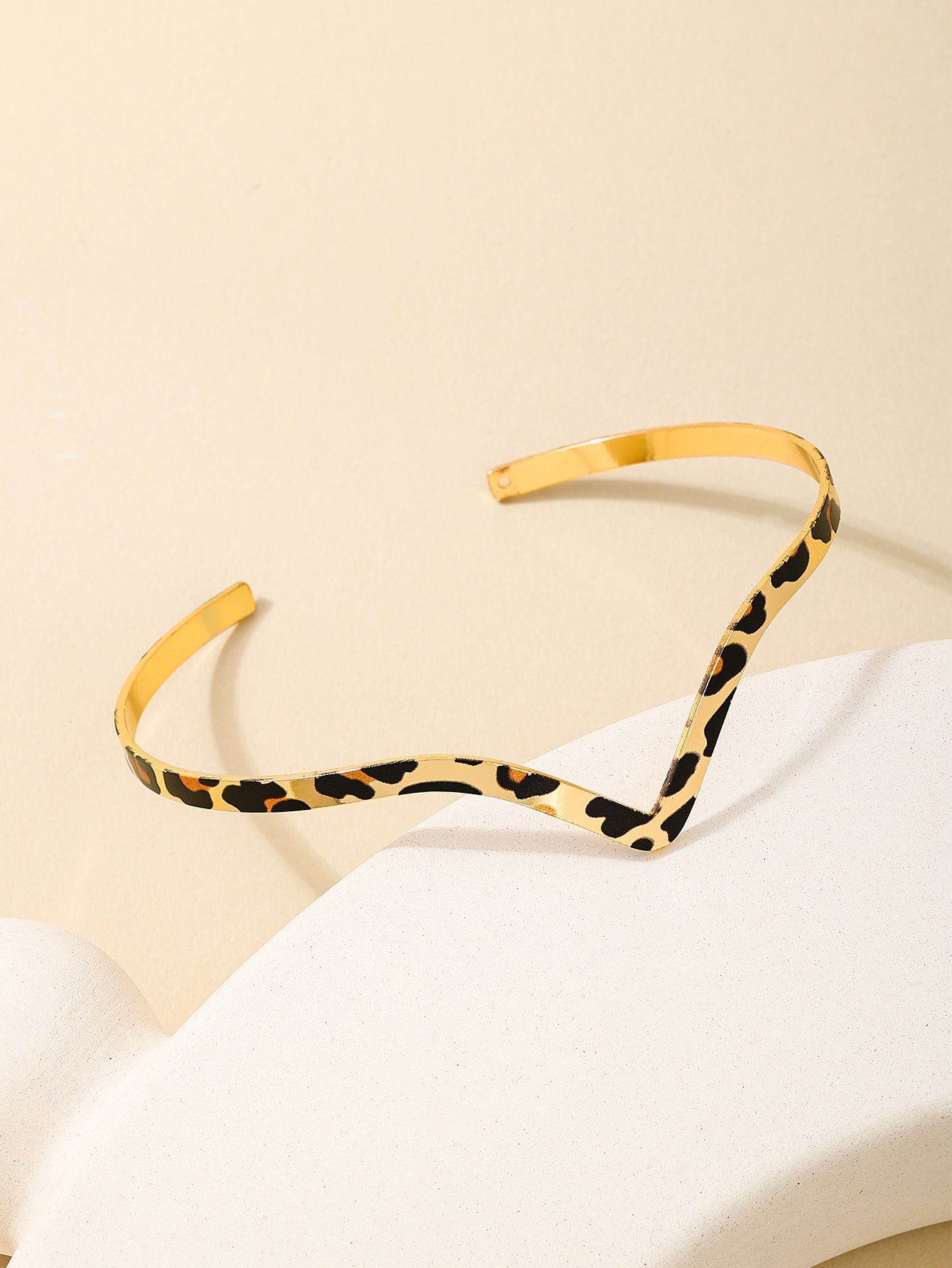 Planderful Vienna Verve – Stylish Metal Leopard Print V-Shaped Arm Ring