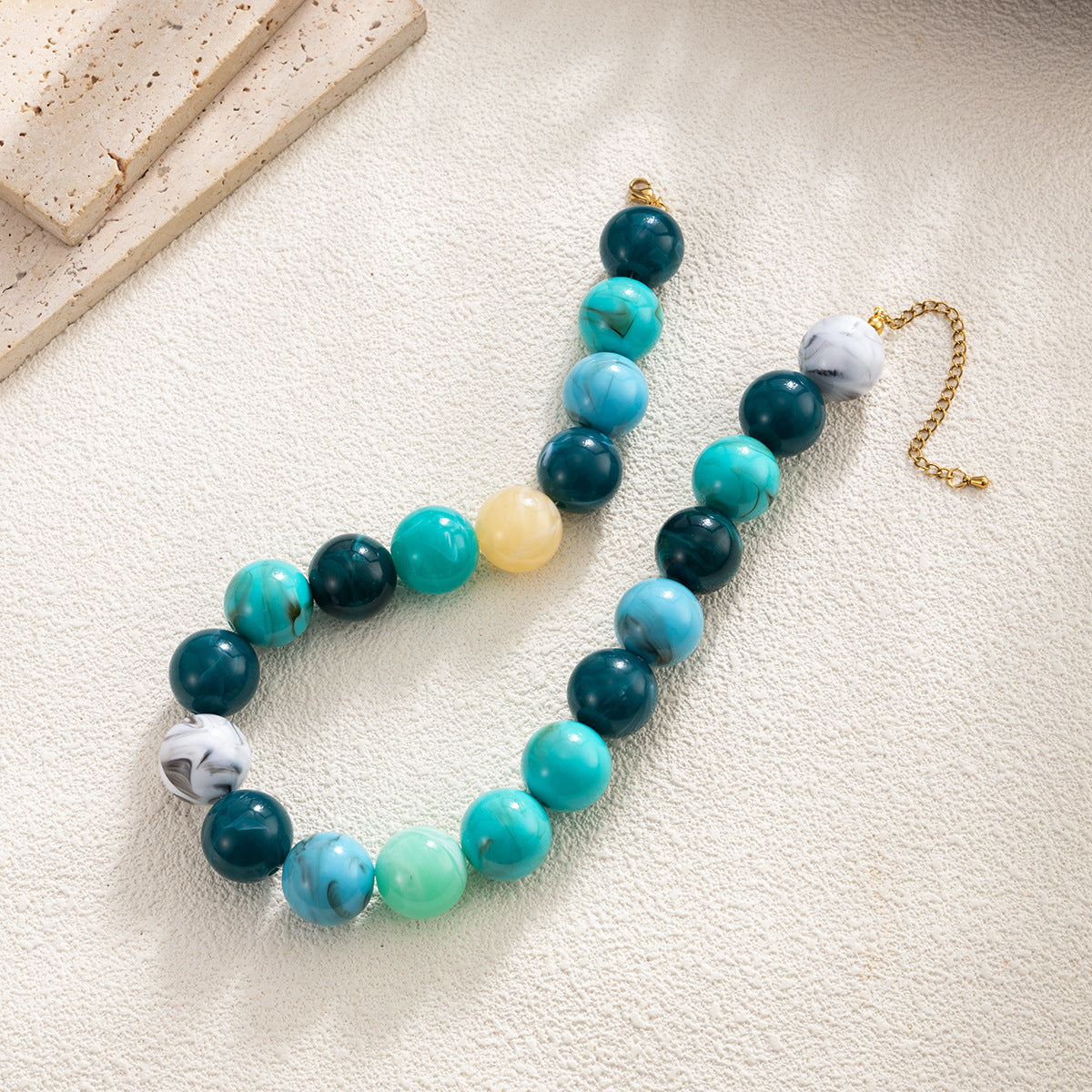 Color-Smudged Bead Collarbone Necklace