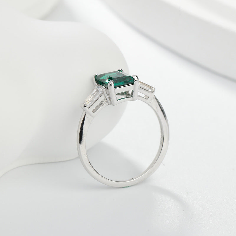 Jewelry Classic Three-Stone Lab Grown Emerald Ring Simple Fashion Daily Commuting