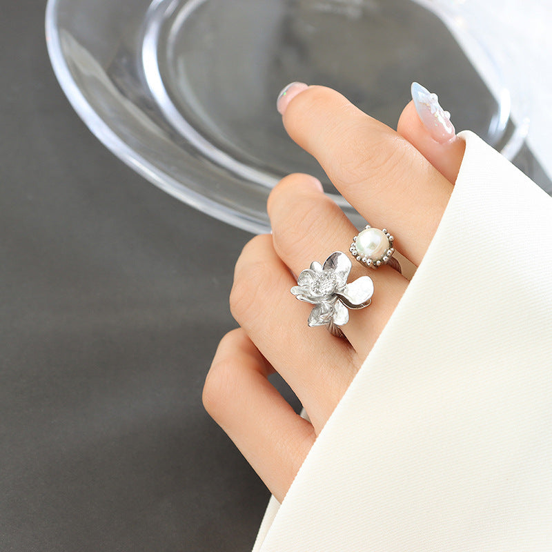 Elegant Brass Floral Ring with Rubber Bead Detail - Women's Unique Design