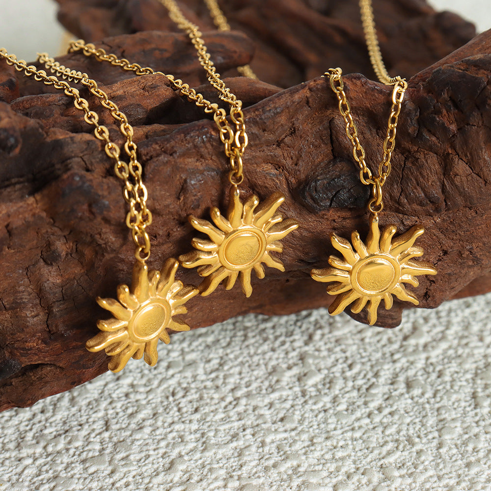 Luxurious 18K Gold-Plated Clavicle Chain Necklace with Sun Pendant