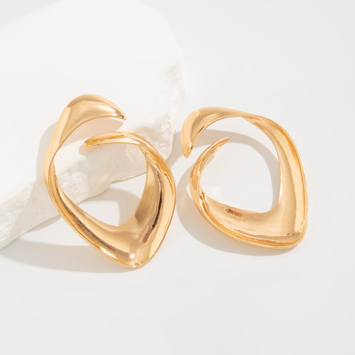 European and American fashion geometric niche thread ins wind stud earrings women, temperament alloy texture retro versatile ear jewelry