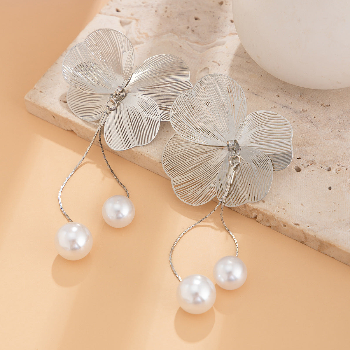 Planderful Vienna Verve Ginkgo Leaf Stud Earrings – Elegant Metal Texture with Imitation Pearl Accents