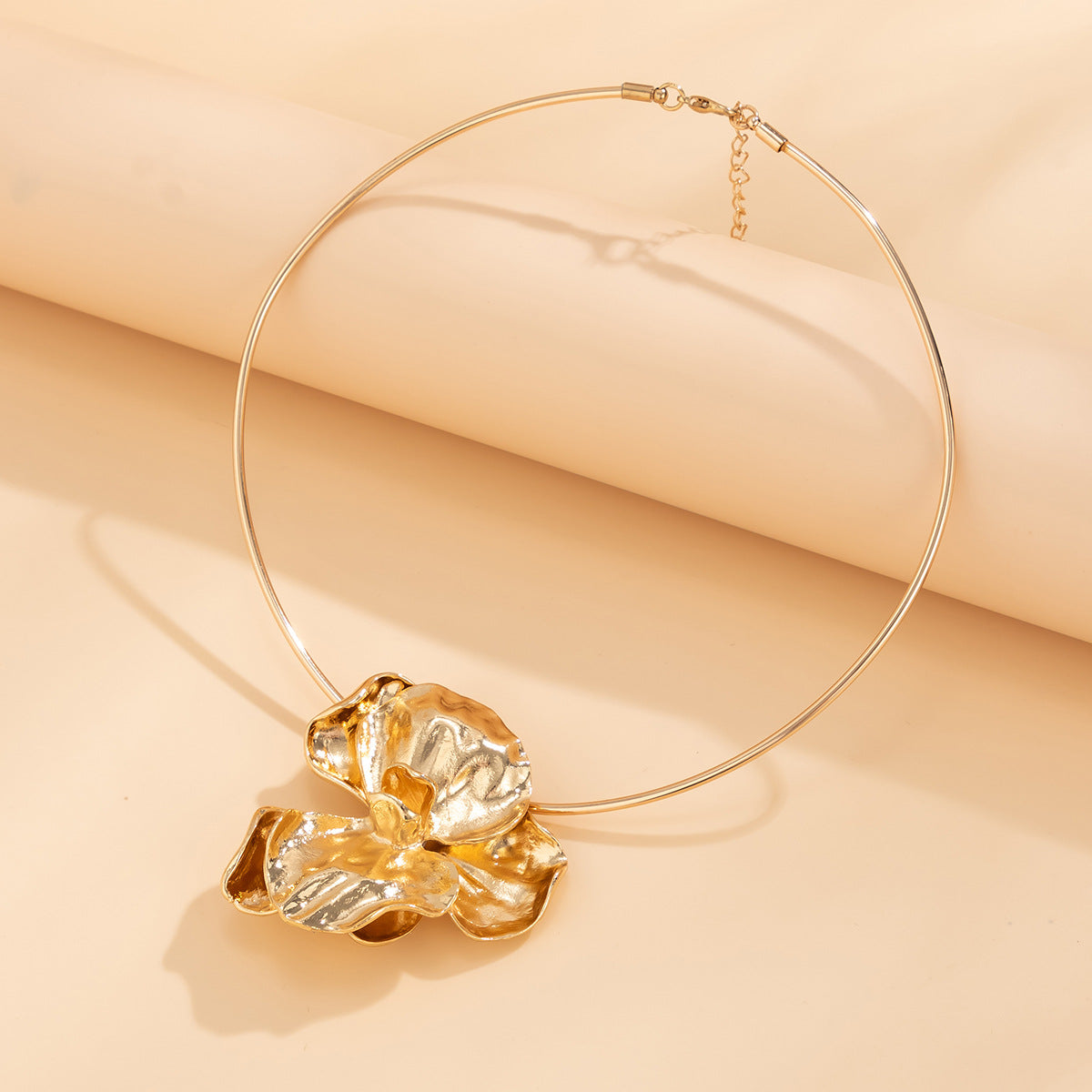 Floral Collar Necklace with Unique Three-dimensional Metal Fold Pendant