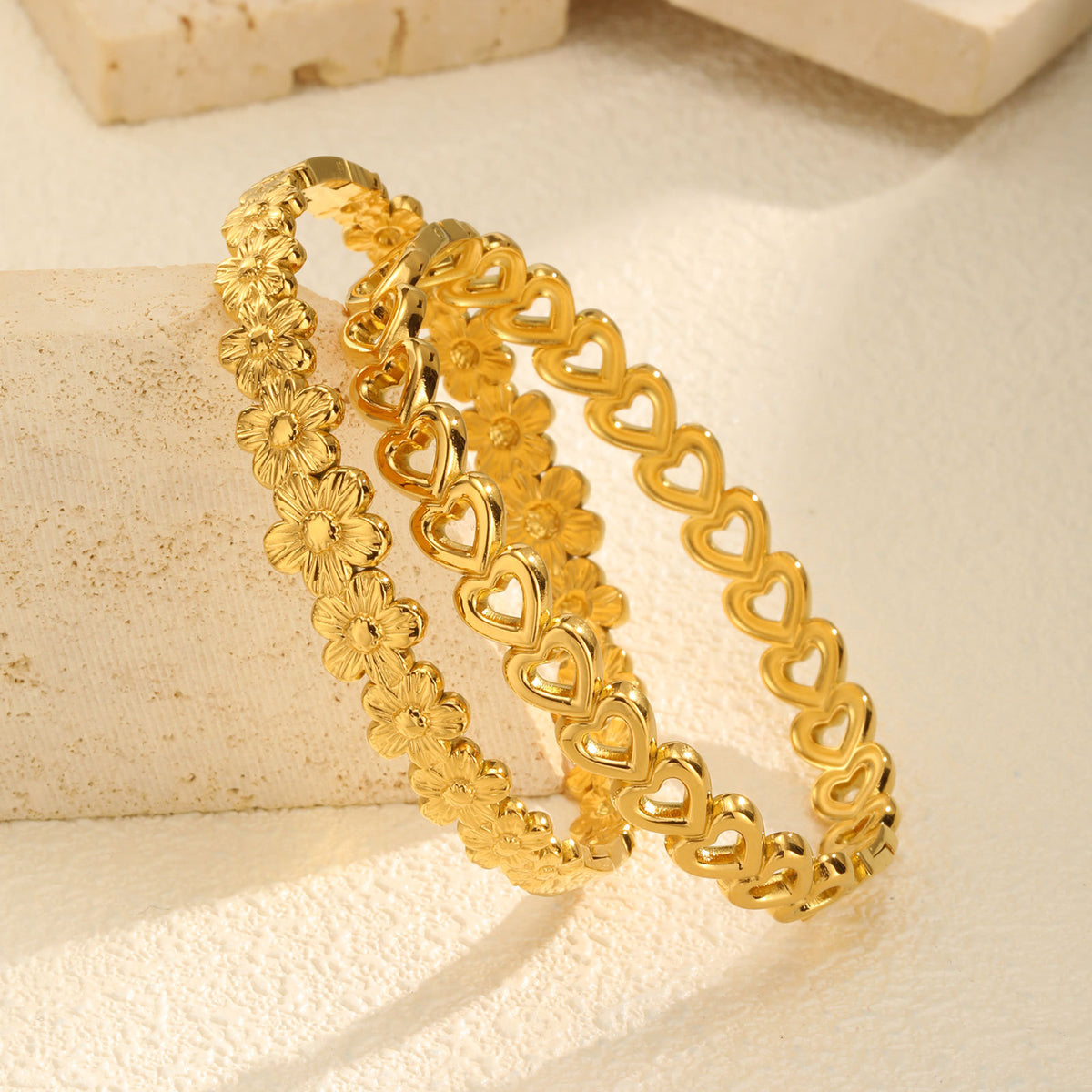 Stainless Steel Flower Hollow Heart-Shaped Design Sense Can Be Opened Bracelet Gold
