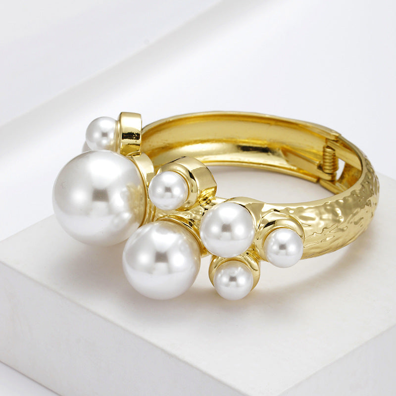 Grand Fashion Metal Pearl Bracelet with Gold Irregular Design