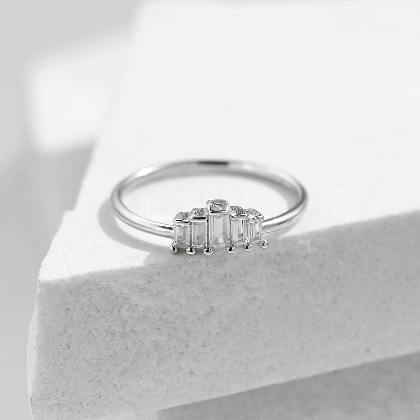 Planderful Everyday Genie Ring – Exquisite Zircon-Encrusted Crown Design