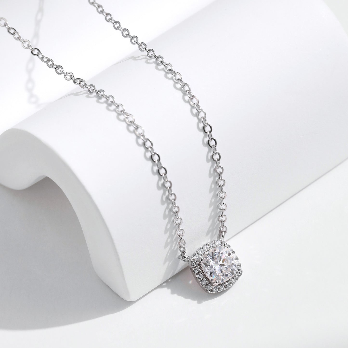 Planderful Moissanite Sparkling Necklace – Chic Light Luxury Design