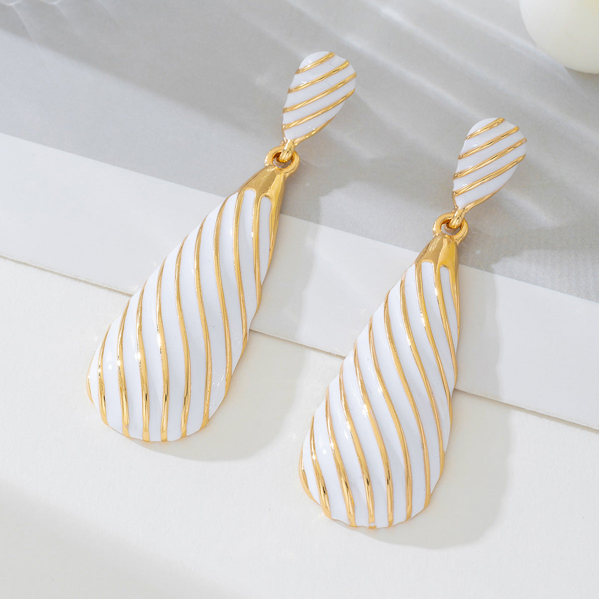 Planderful Vienna Verve Earrings – Stylish Retro Design with Fringed Detail
