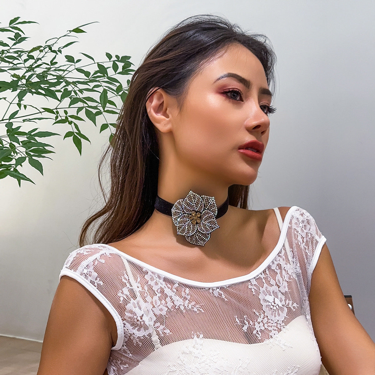 Innovative Rhinestone Choker Necklace with Pearl Denim Flower Detail