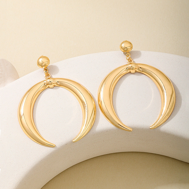 Planderful Vienna Verve Earrings – Fashionable Gold Crescent Design