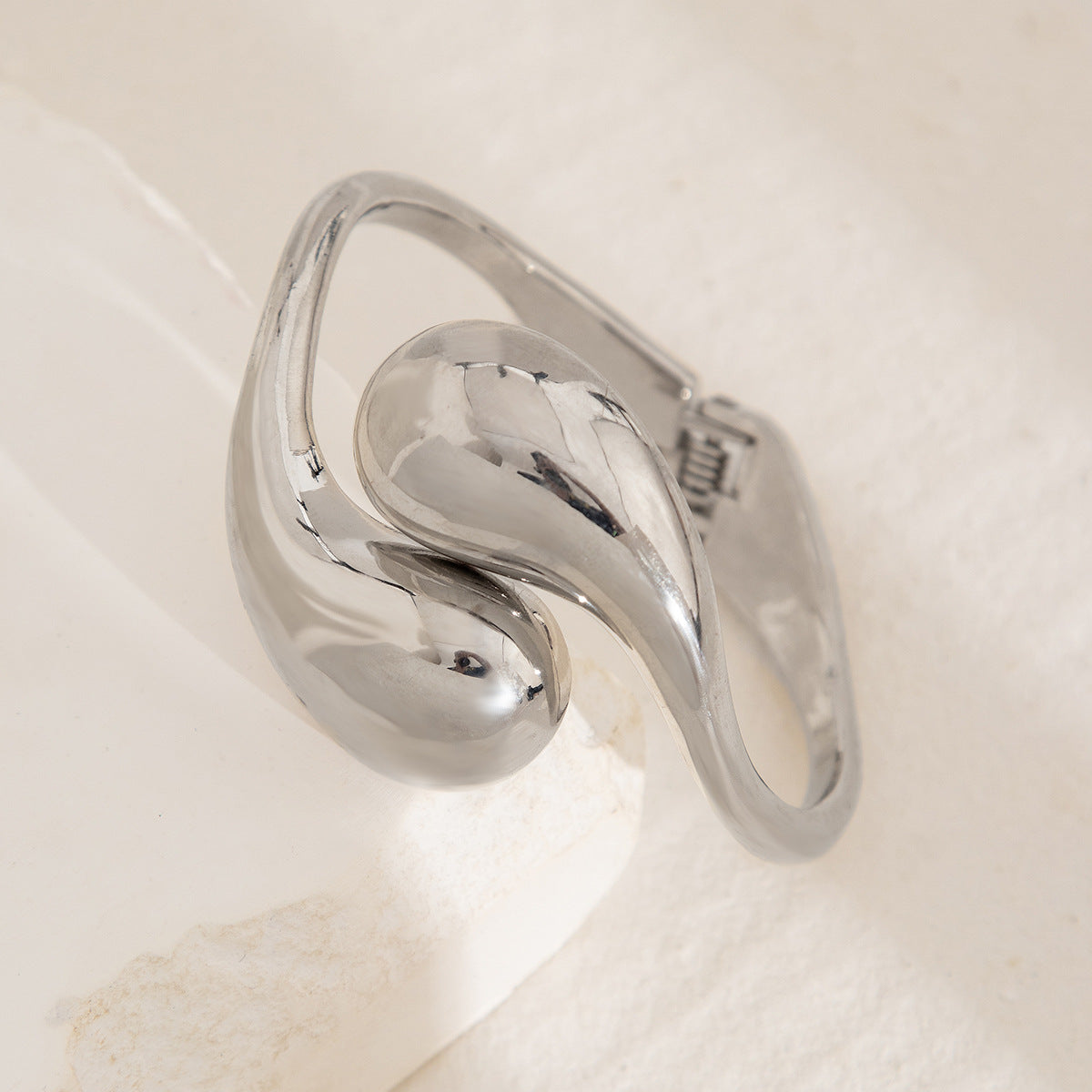 Hot-Selling Hug Open Bracelet Bracelet Alloy Smooth Surface Symmetrical Water Drop Spring