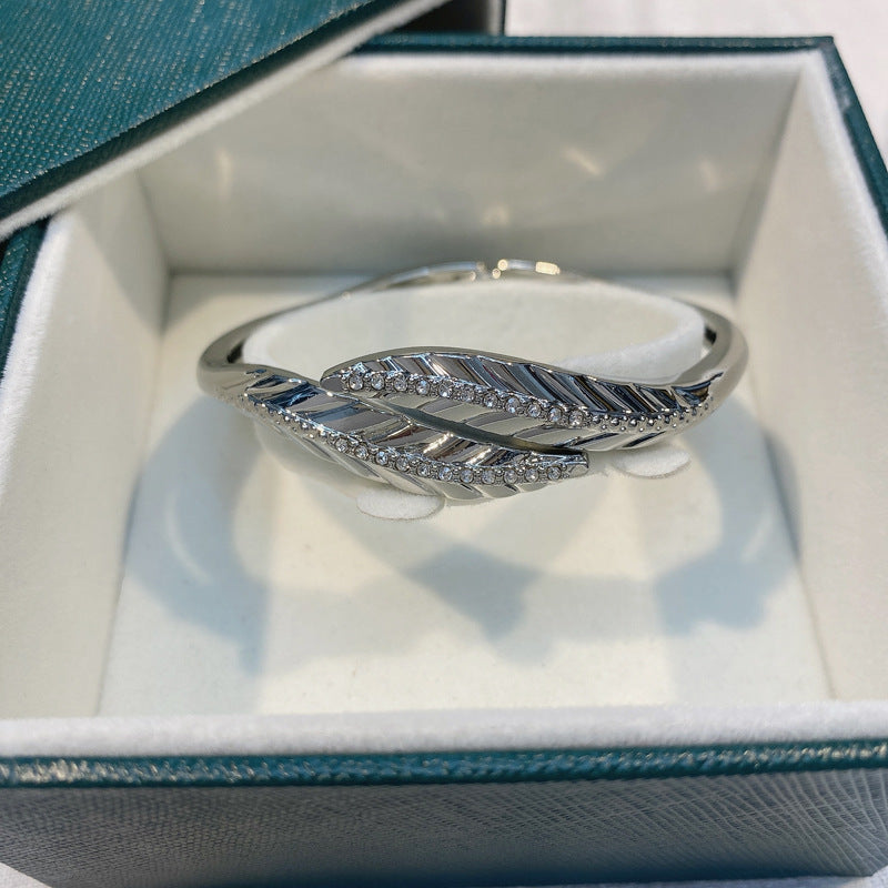 Glamorous Korean Leaf Gold Bracelet with Elegant Craftsmanship