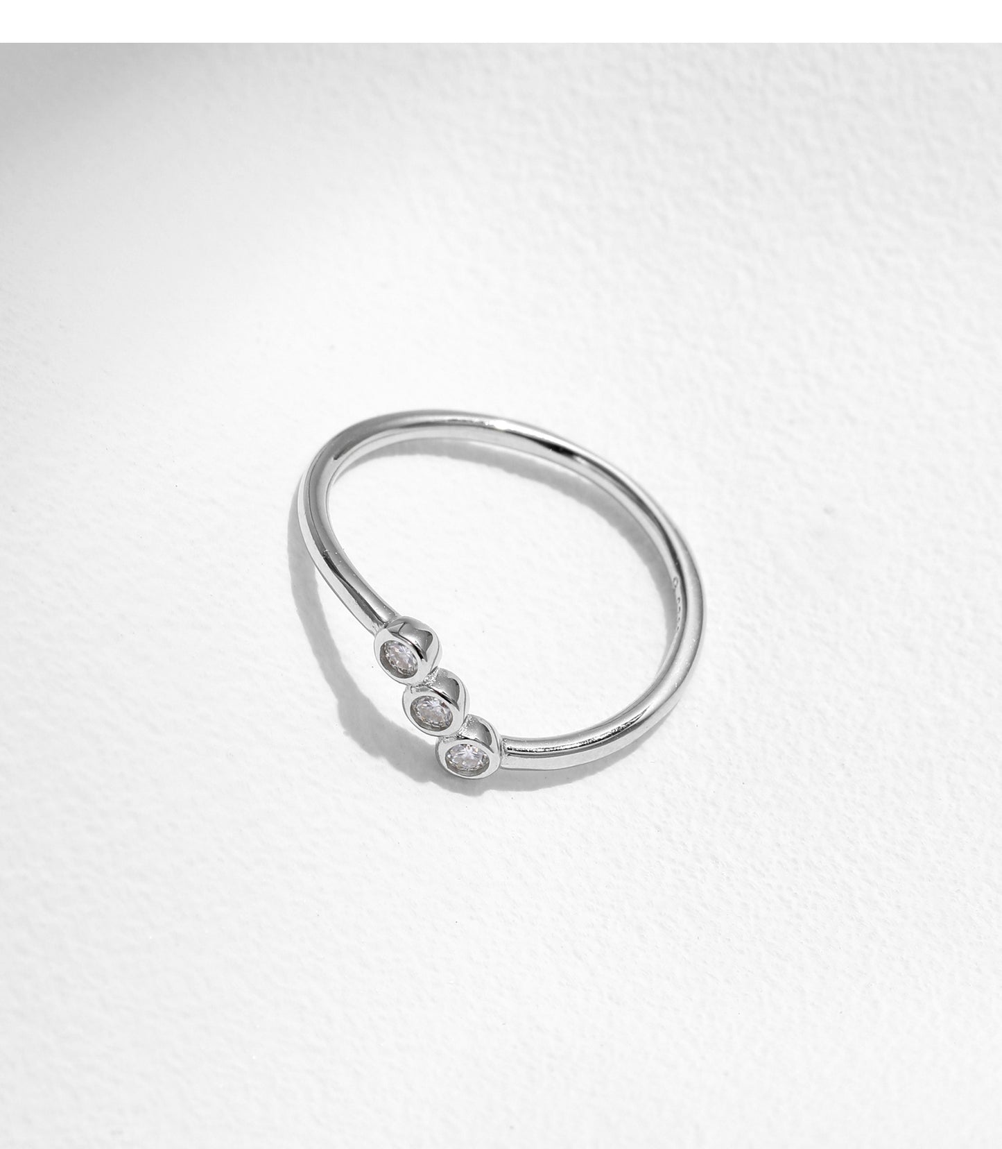 Planderful Moissanite Sparkling Ring – Irregular Design with Bright Row Moissanite