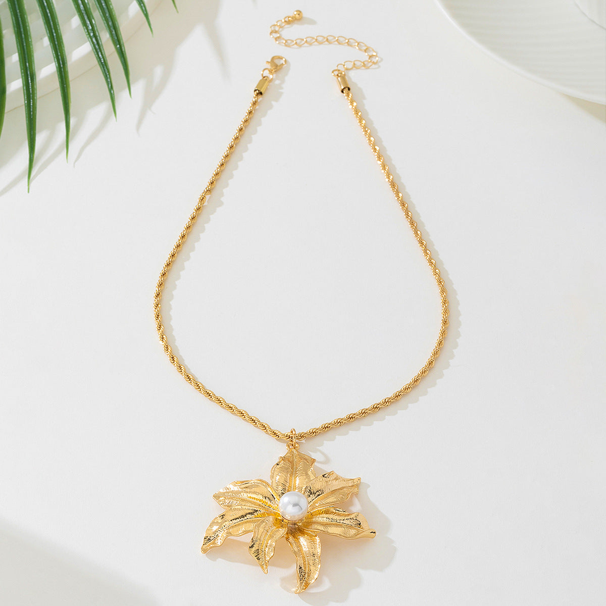Planderful Vienna Verve Necklace – Creative Holiday Style Metal Flower Pendant