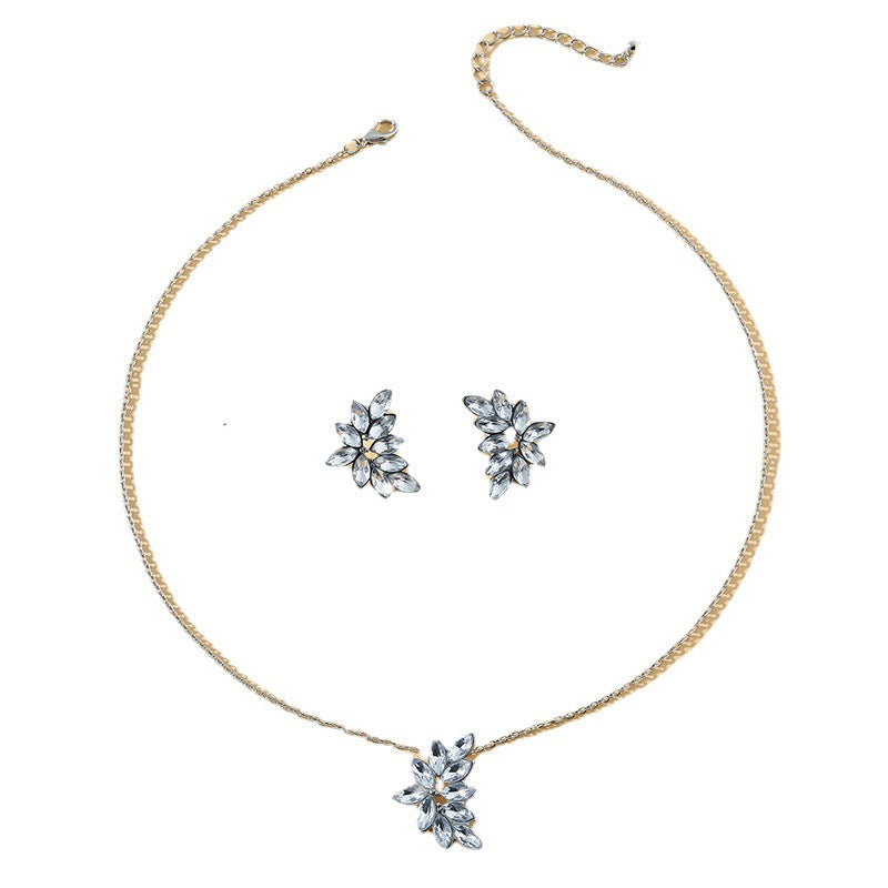 Exquisite Leaf Jewelry Set with Japanese and Korean Influence, Elegant Pendant Design, Stylish Necklace and Earrings Duo