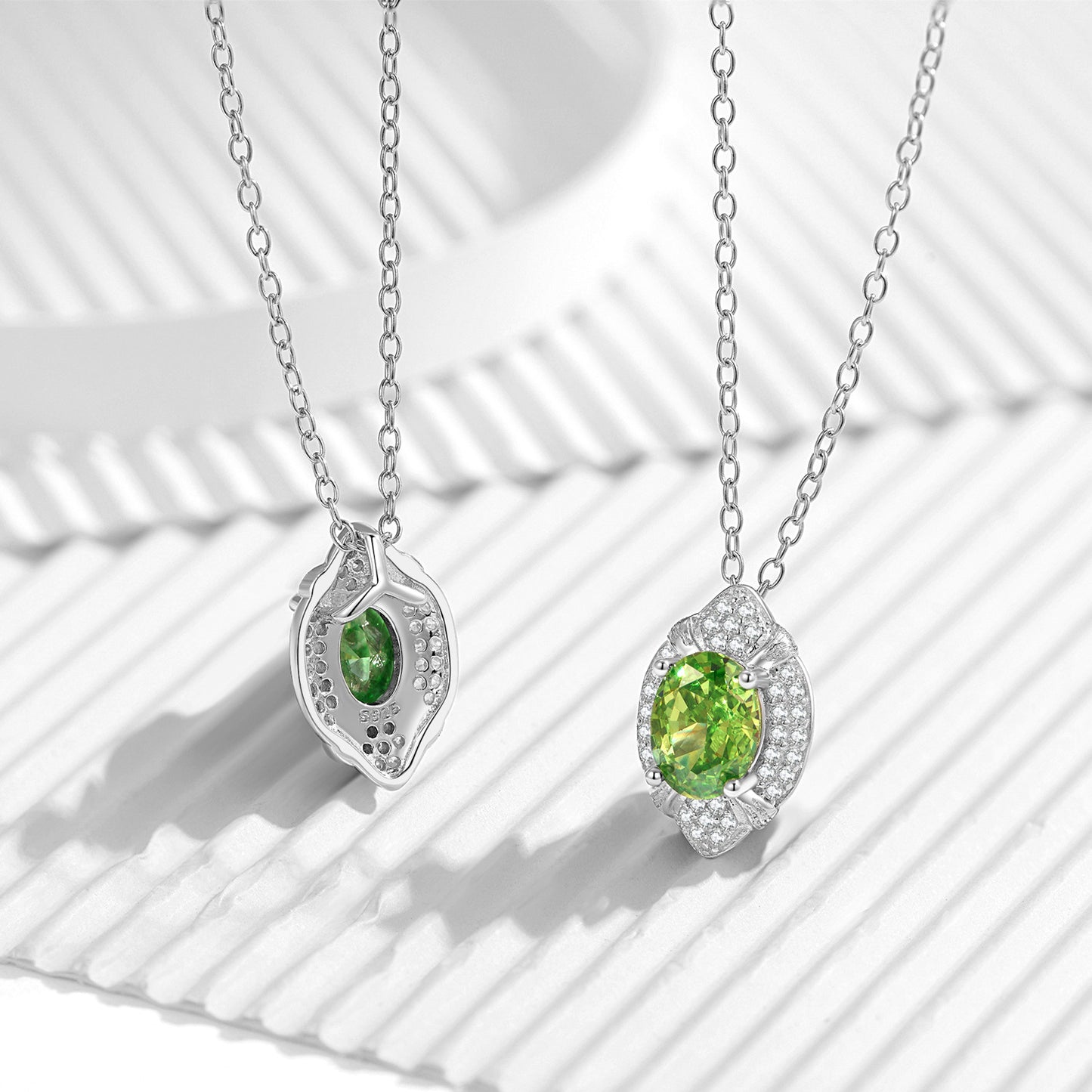 Planderful Everyday Genie Necklace – Simple and Stylish Sparkling Leaf Design