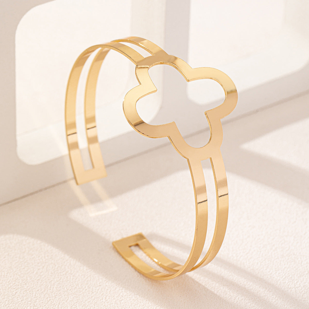 Planderful Vienna Verve Bracelet – Fashionable Hollow Metal Four-Leaf Clover Design