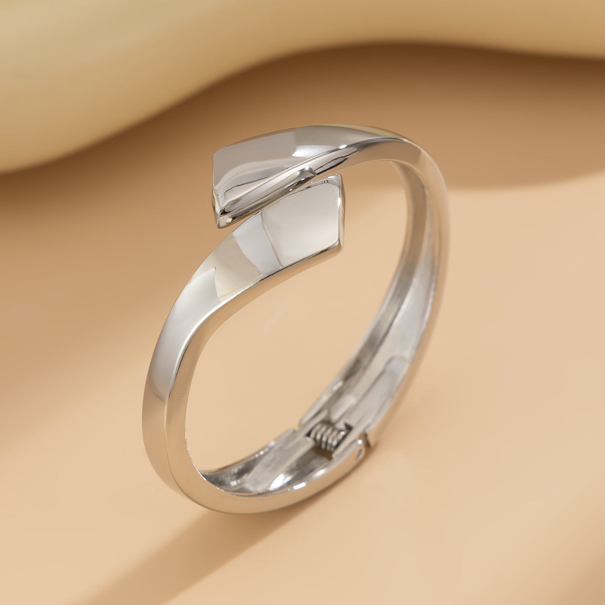 Planderful Vienna Verve Bracelet – Stylish Cross-Border Design