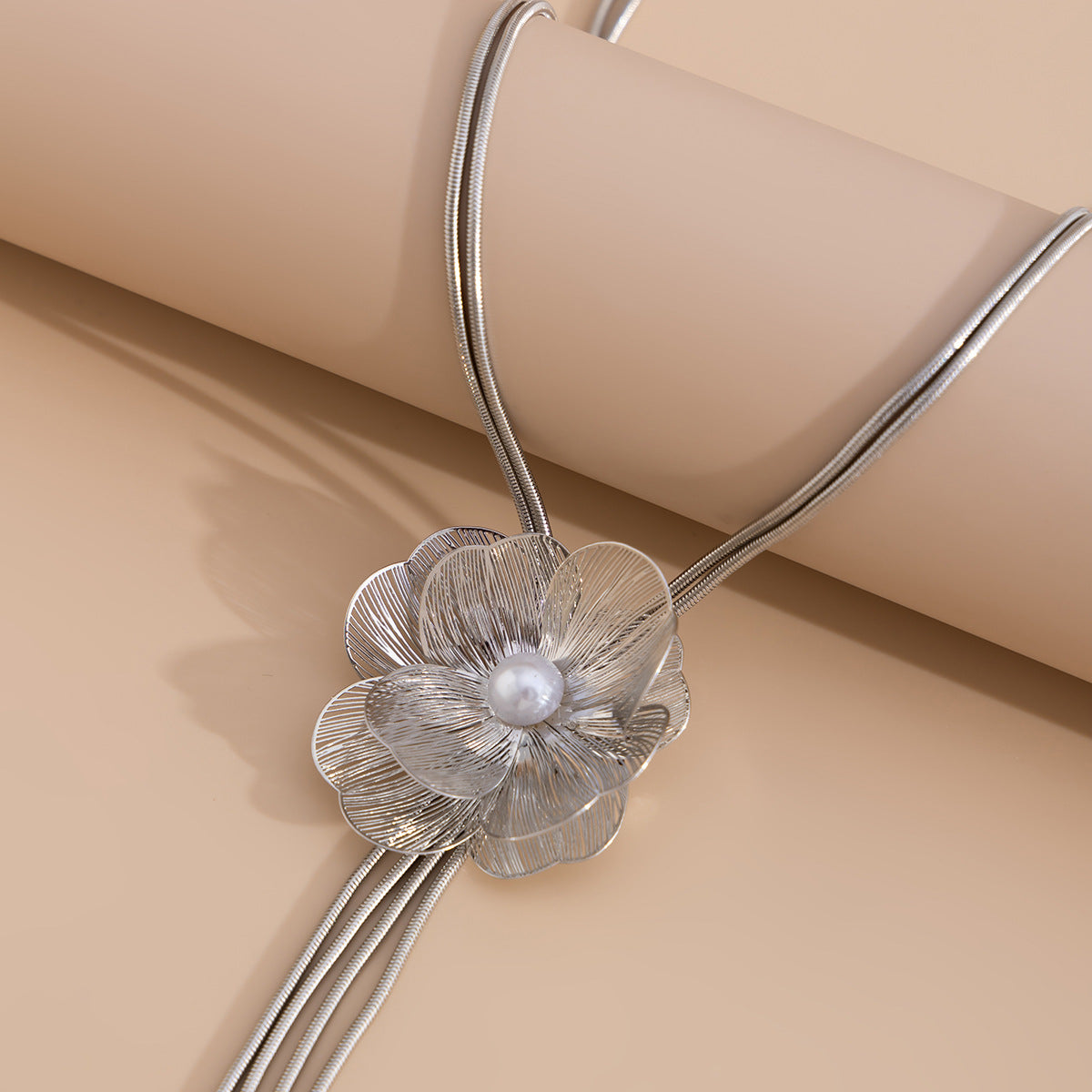 Planderful Vienna Verve Necklace – Elegant Hollow Flower Design