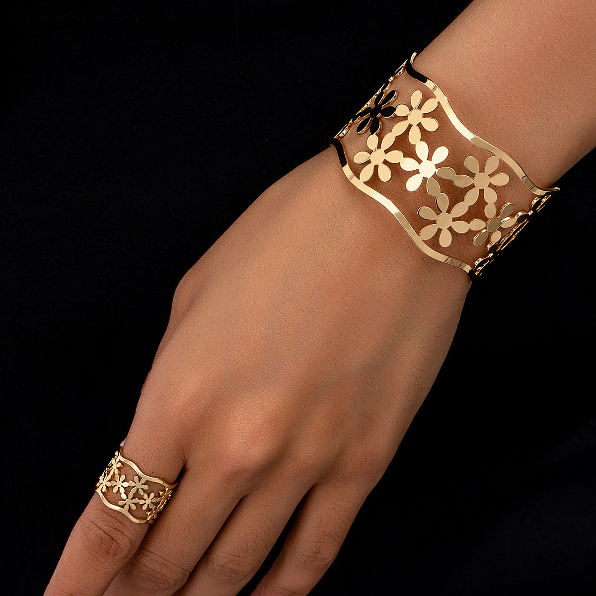Fashion Metal Hollow Flower Bracelet Ring Set for Women