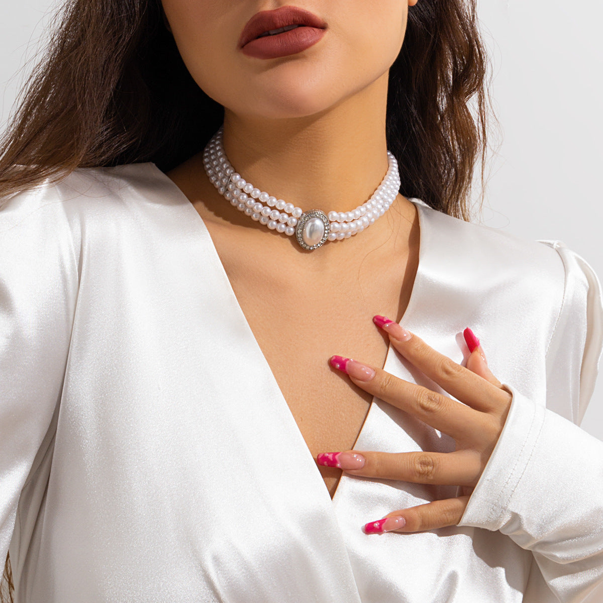 Elegant Layered Imitation Pearl Necklace with Circular Pendant