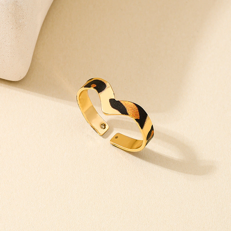 Planderful Vienna Verve – Stylish Metal Leopard Print V-Shaped Arm Ring
