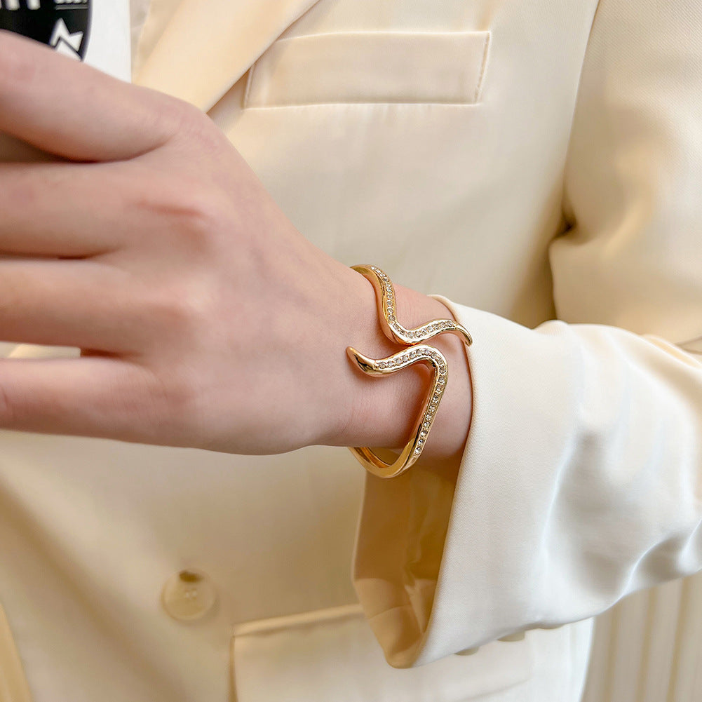 Planderful Vienna Verve Bracelet – Creative Snake Shape Design