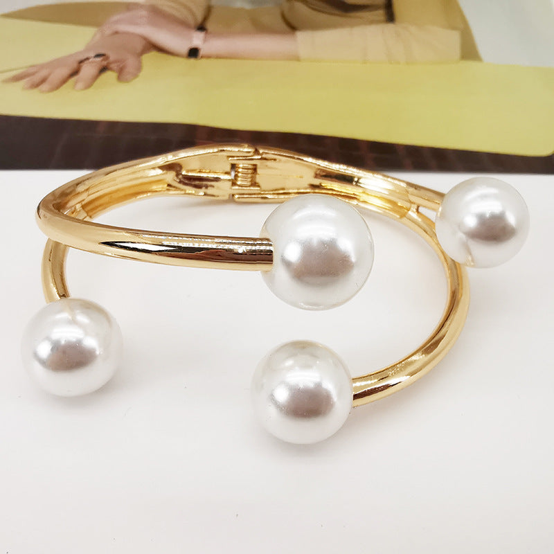Chic Irregular Pearl and Gold-Plated Alloy Bracelet for Fashionistas