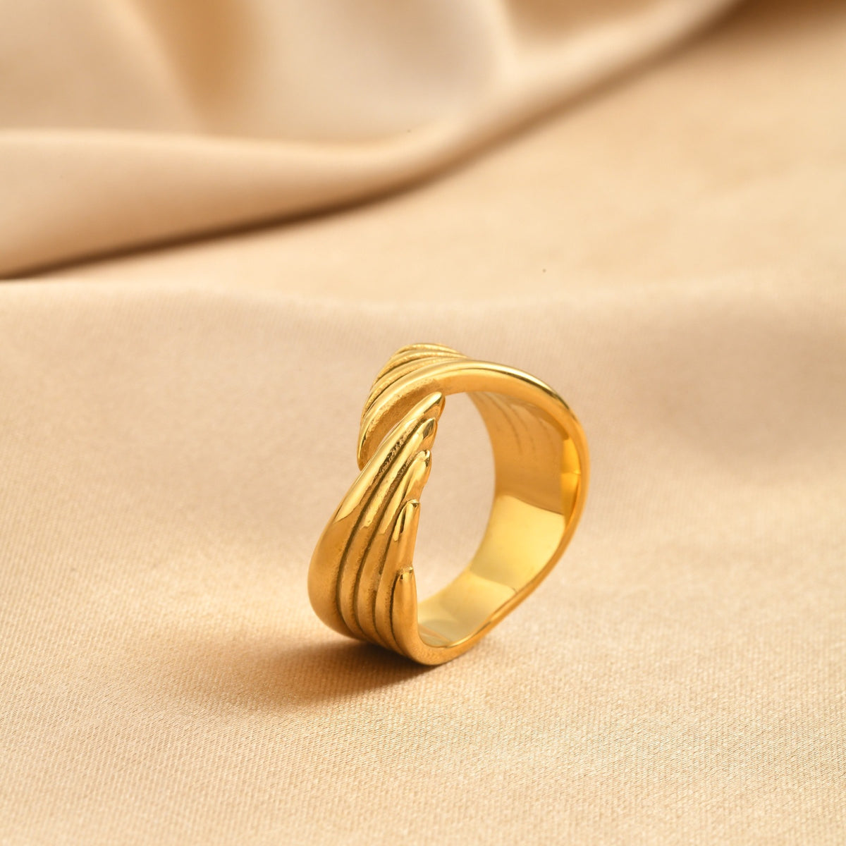 Hot-Selling Stainless Steel Single Ring Texture Wing Opening Female