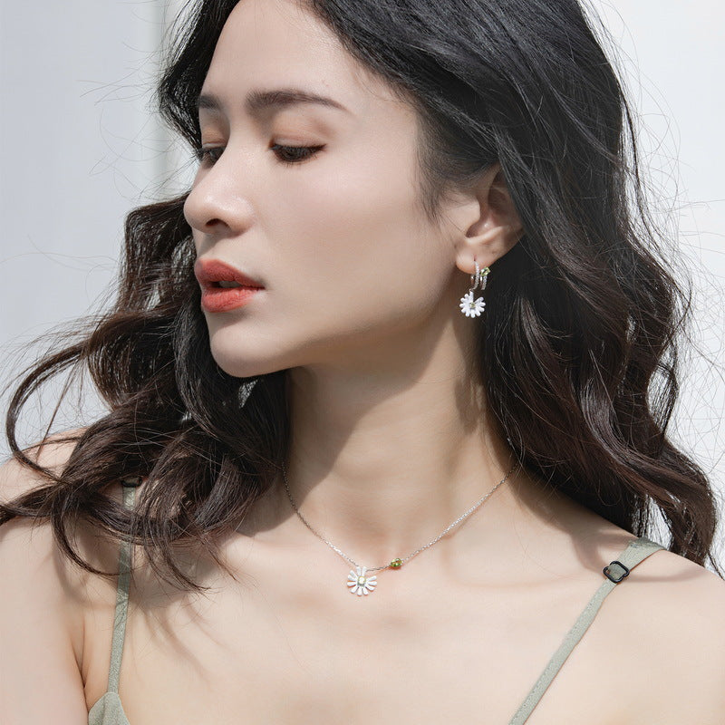 Little Daisy Pendant Olive Green Zircon Sterling Silver Necklace