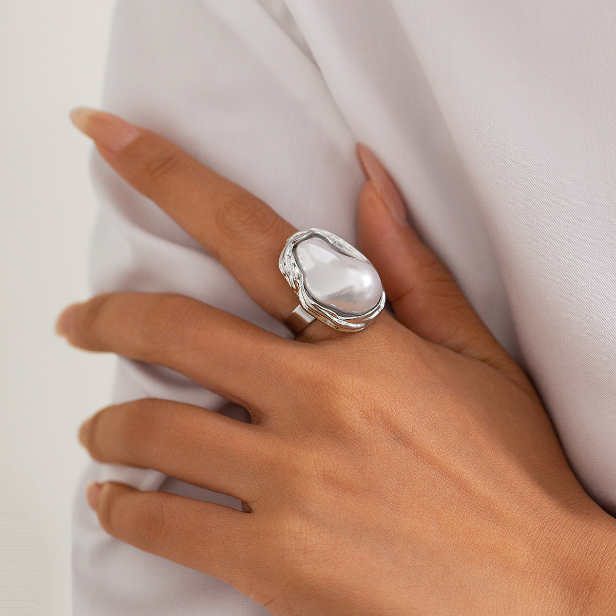 Planderful Vienna Verve Ring – Exaggerated Metal Flower Design with Imitation Pearl