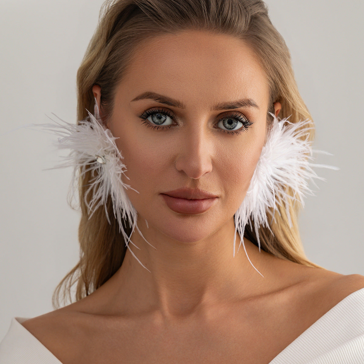 Planderful Vienna Verve Feather Flower Stud Earrings With Fluffy Zircon Accents For Trendsetting Fashion Lovers