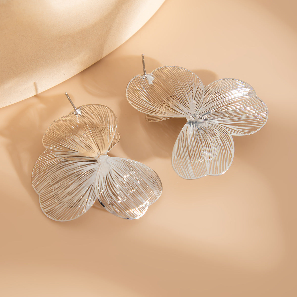 Planderful Vienna Verve Ginkgo Leaf Stud Earrings – Elegant Metal Texture with Imitation Pearl Accents