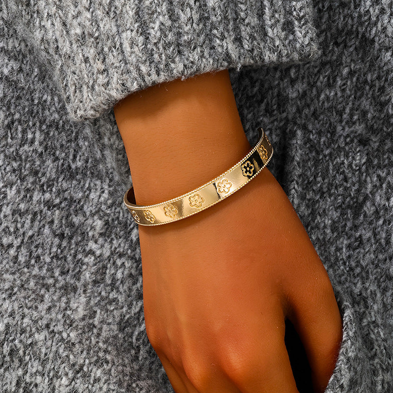 Grand Clover Charm Bracelet - Elegant Vienna Verve Collection