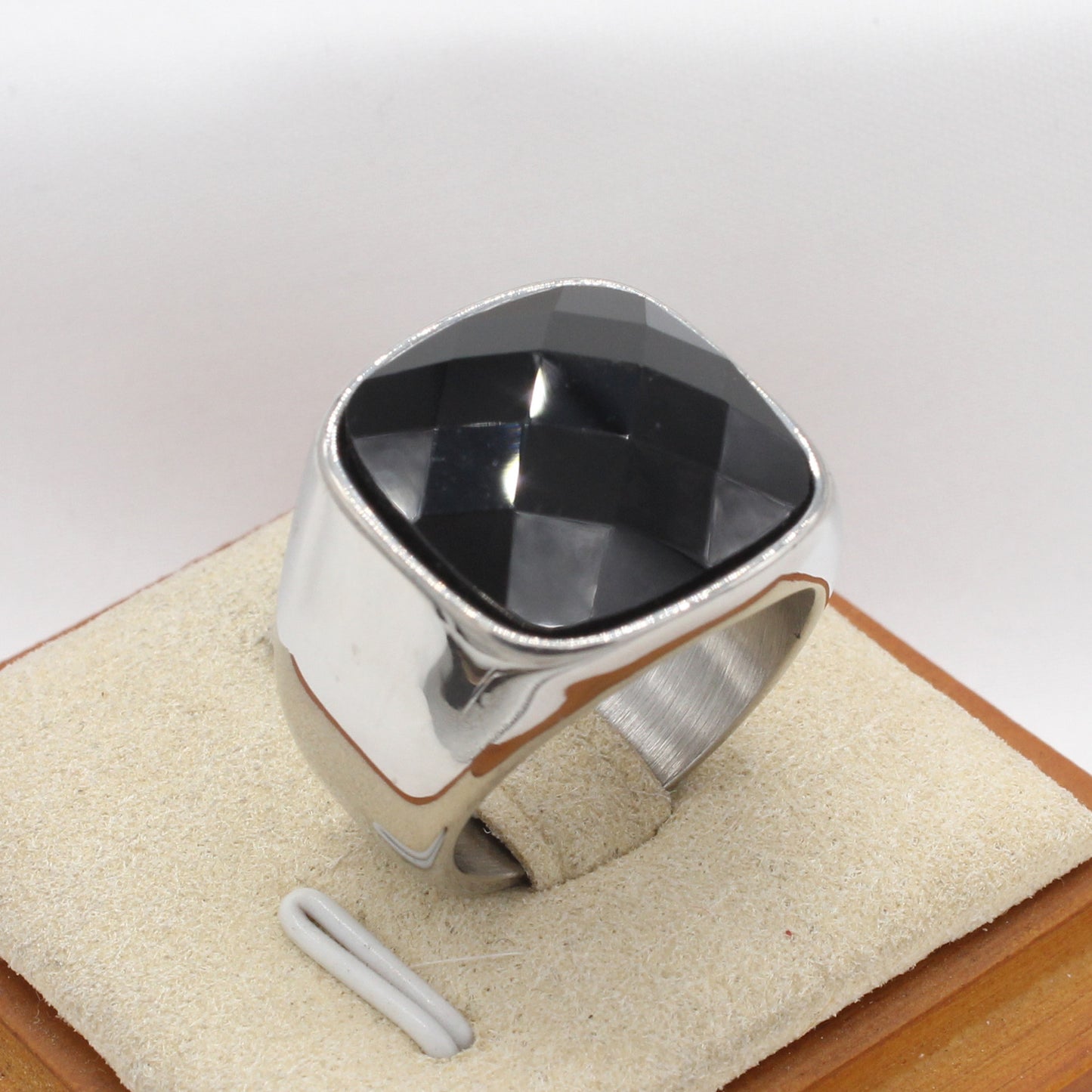 Planderful Everyday Genie – European and American Personalized Retro Gemstone Men's Titanium Steel Ring