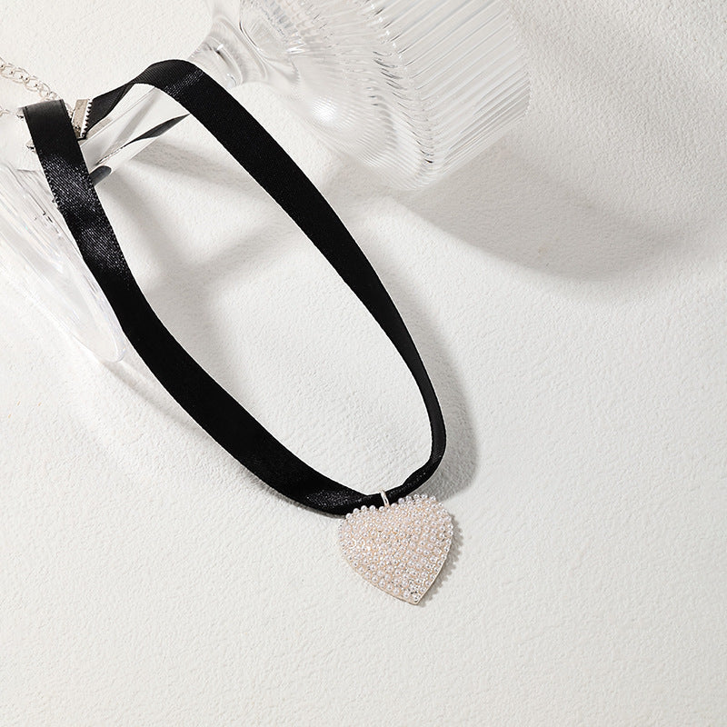 European & American Chic Minimalist Jewelry with Metal Heart Diamond Pendants and Necklaces