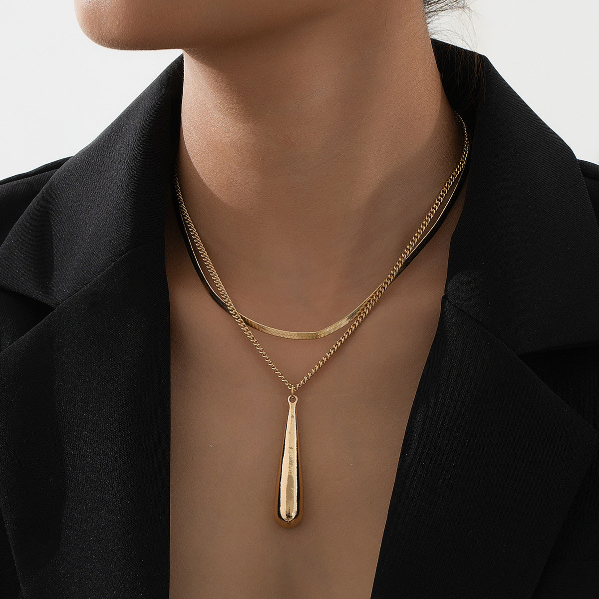 Planderful Vienna Verve Necklace – Versatile Retro Design with Gold Tassel