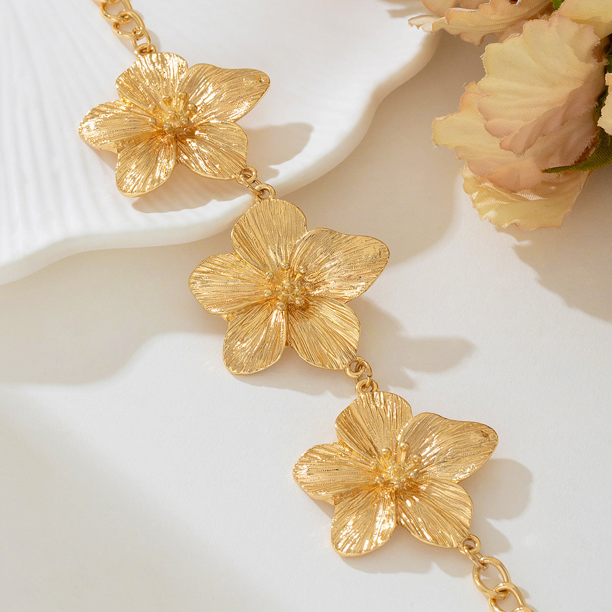 Planderful Vienna Verve Necklace – Fashionable Metal Flower Design