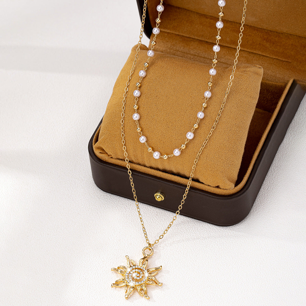 Planderful Vienna Verve Necklace Set – Fashionable Sunflower Design with Elegant Pearls