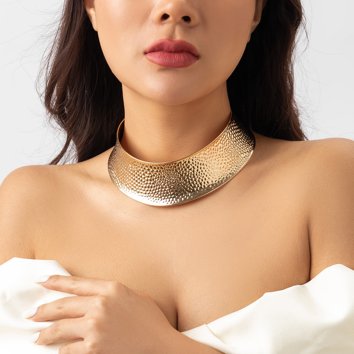 European-Inspired Tribal Necklace with Ripple Design and Metallic Linen Details