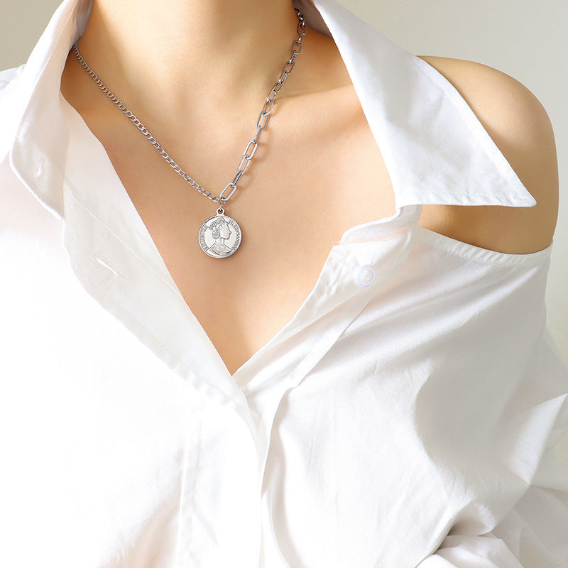 Regal Queen's Charm Necklace - Elegant Round Pendant Chain for Women's Fashion Jewelry