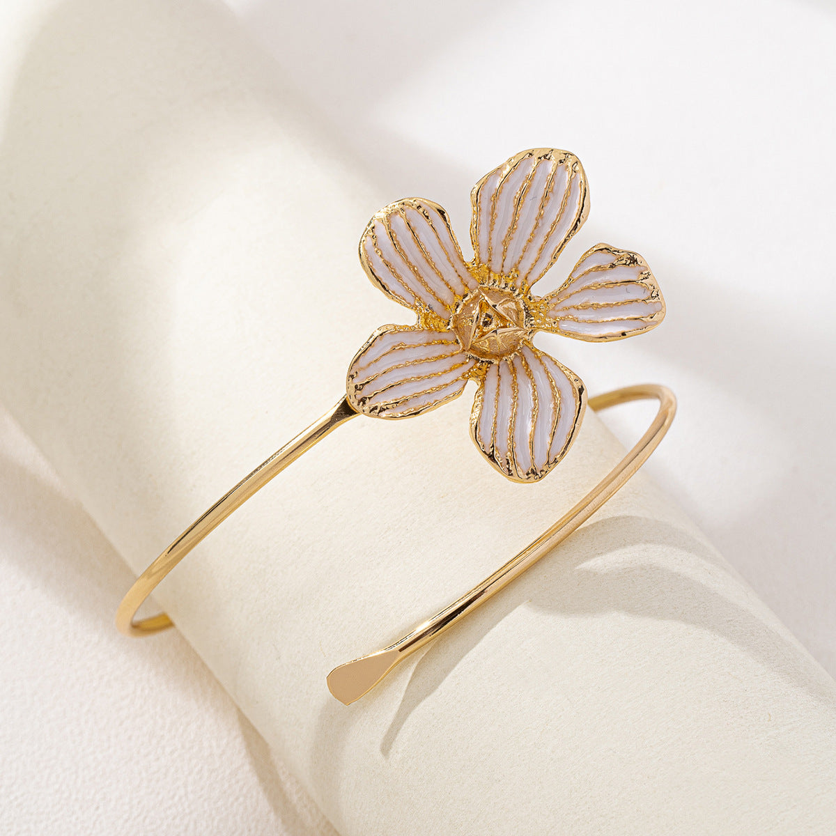 Planderful Vienna Verve Bracelet – Fashionable Metal Flower Design