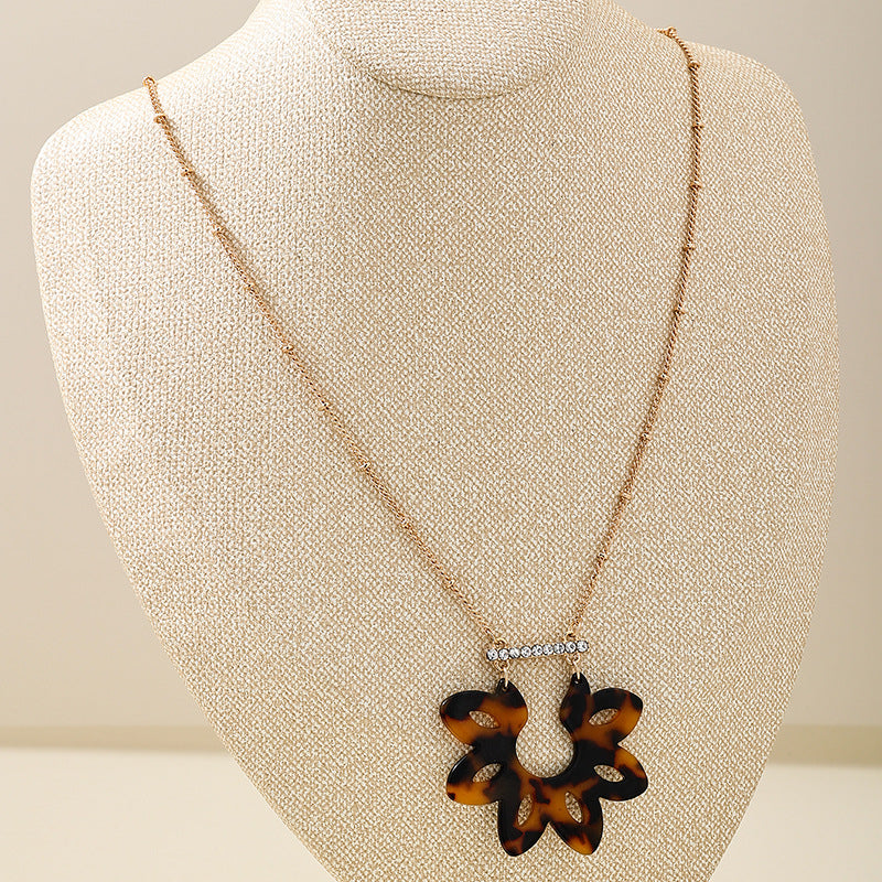 Planderful Vienna Verve Necklace – Versatile Acrylic Leopard Print Design