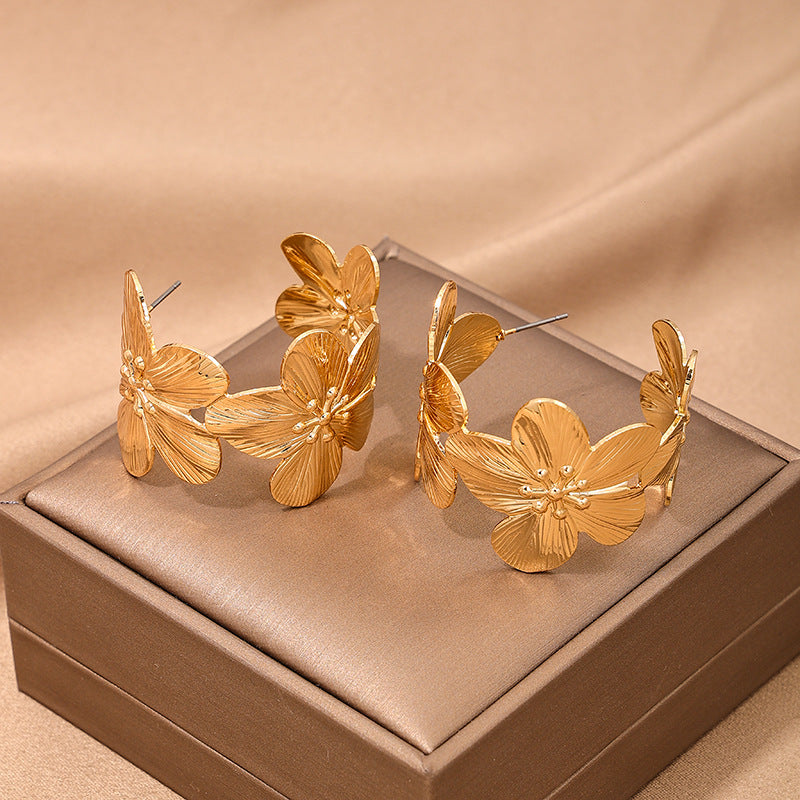 Metallic Floral C-Shaped Earrings for Stylish Commuting Across Seasons