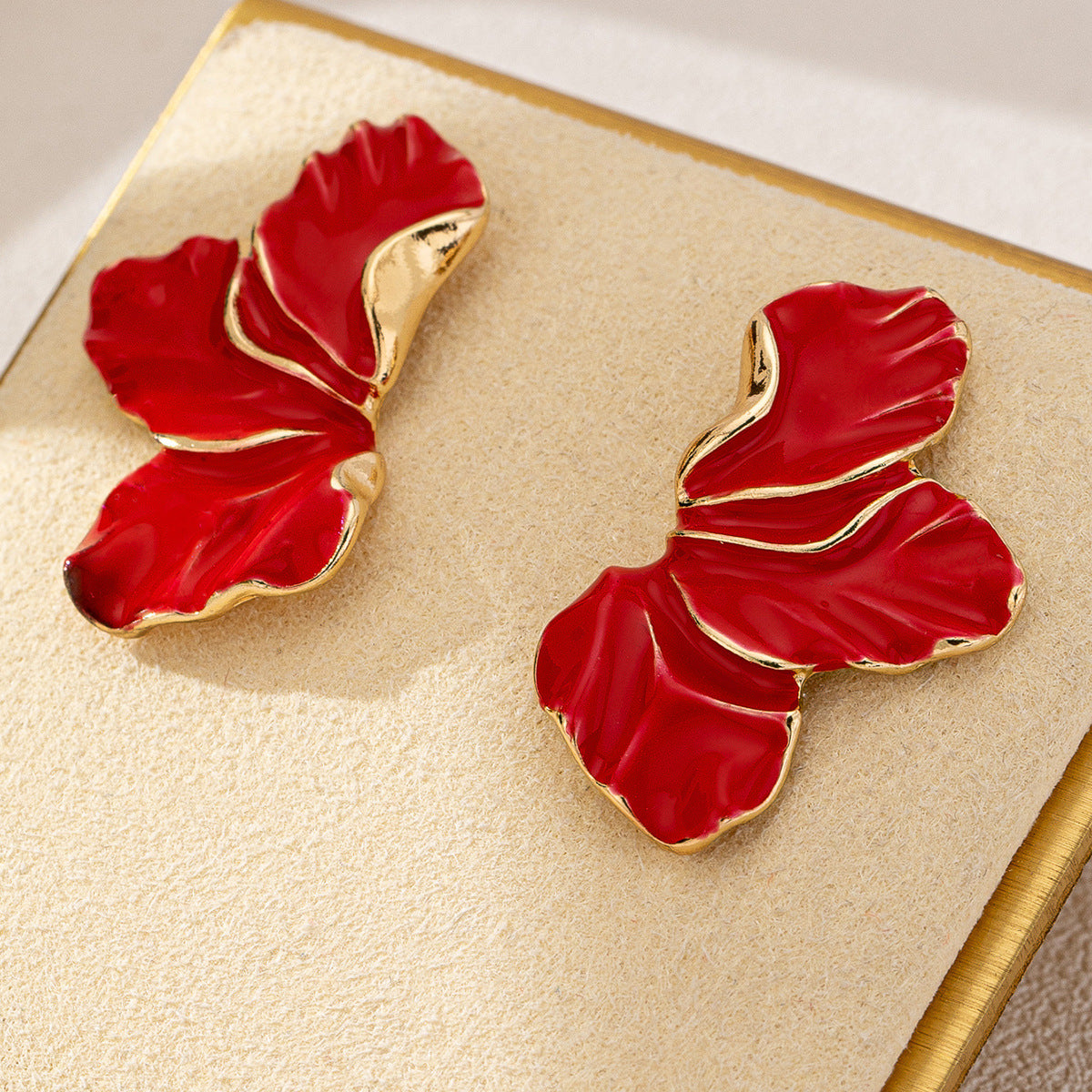 Planderful Vienna Verve Earrings – Fashionable Metal Maple Leaf Design