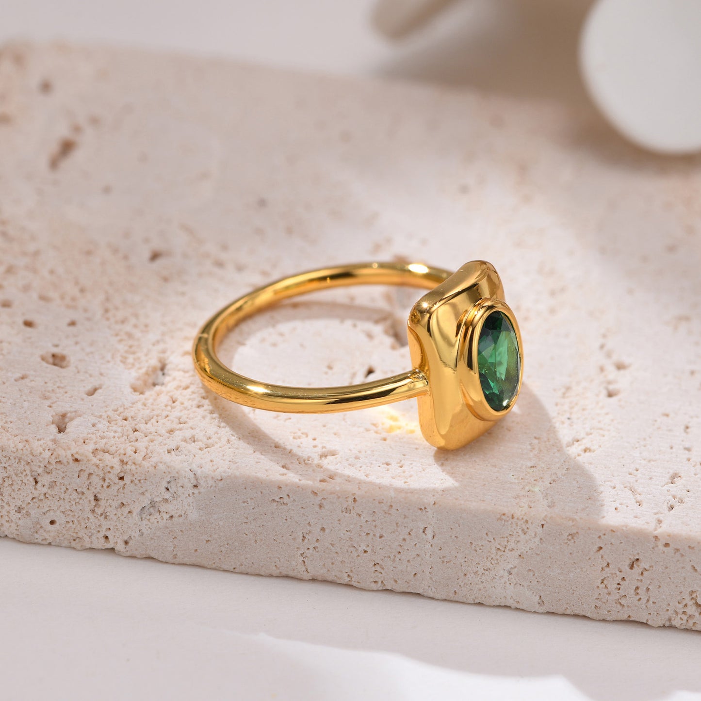 Copper Female Personality Niche Inlaid Green Zircon Ring