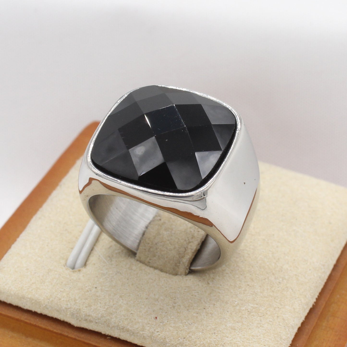 Planderful Everyday Genie – European and American Personalized Retro Gemstone Men's Titanium Steel Ring