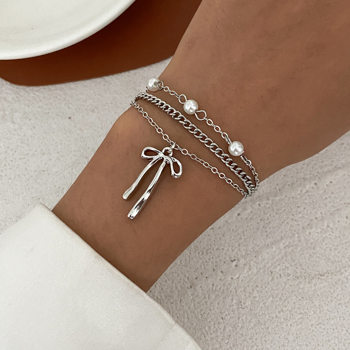 Planderful Vienna Verve Bracelet – Fashionable Imitation Pearl Design