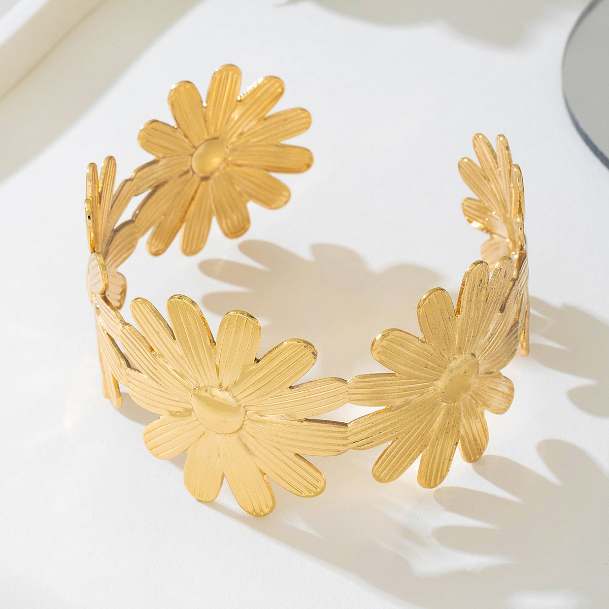 Planderful Vienna Verve Jewelry Set – Fashionable Retro Metal Flower Design